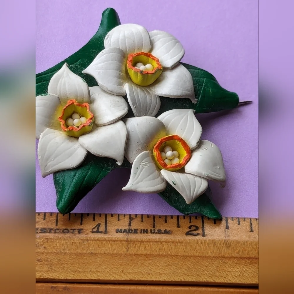 Artisan daffodils brooch